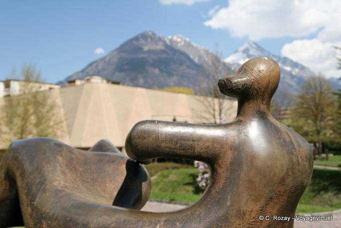Posterior Figura reclinada escultor de bronce de Henry Moore, Martigny, fundación Gianadda - Suiza