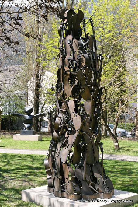 Vista de Contrapunto Cello, escultura de Arman, Fundación Gianadda - Suiza