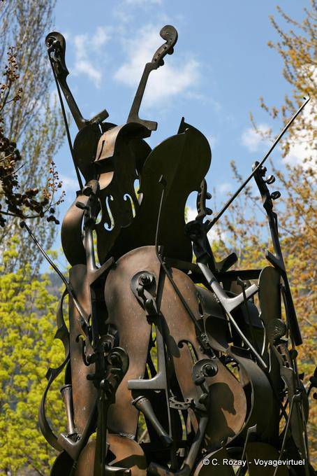 Arman, la parte superior de la obra para violonchelo Contrapunto, escultura Gianadda - Suiza