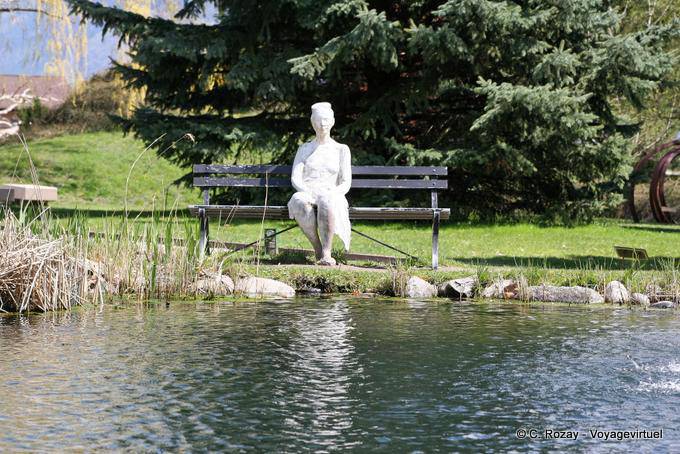 La mujer con gafas de sol en un banco, G. Segal, Gianadda - Suiza