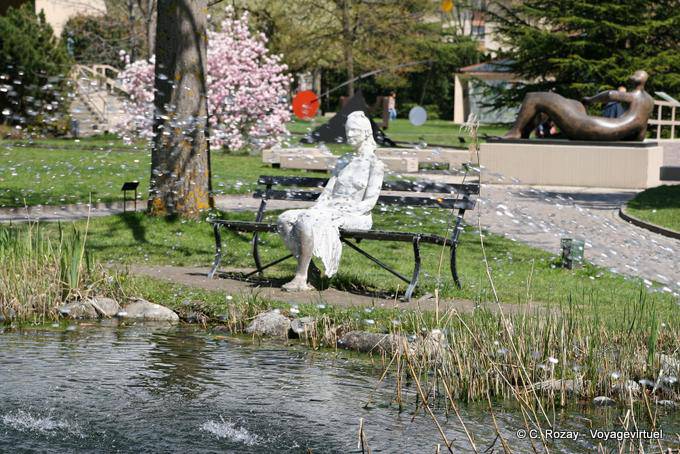 George Segal escultura detrás de las fuentes, la mujer en un banco Gianadda - Suiza