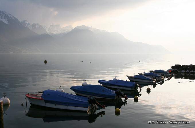 Barcos de alineación en la niebla, Montreux - Suiza