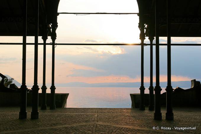 Puesta de sol en la vista del lago desde el mercado cubierto de Montreux - Suiza