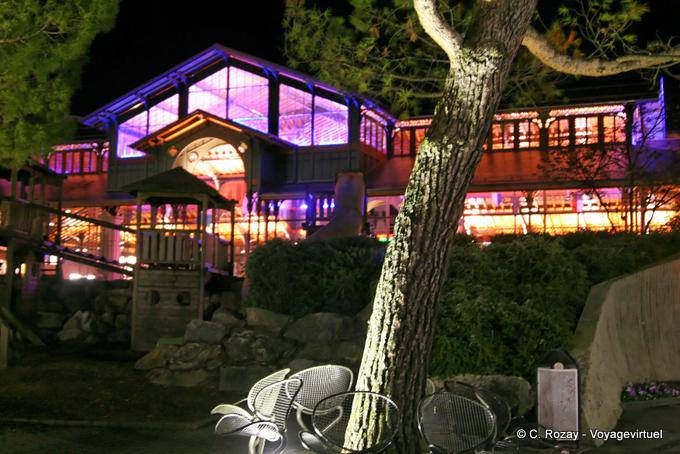 El mercado cubierto iluminado, vista exterior, Montreux - Suiza