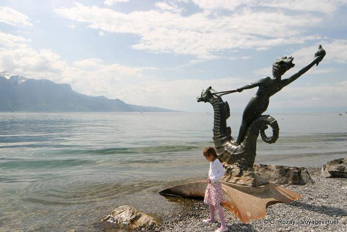 La niña antes de la escultura de Edouard-Marcel Sandoz, un símbolo de Vevey - Suiza