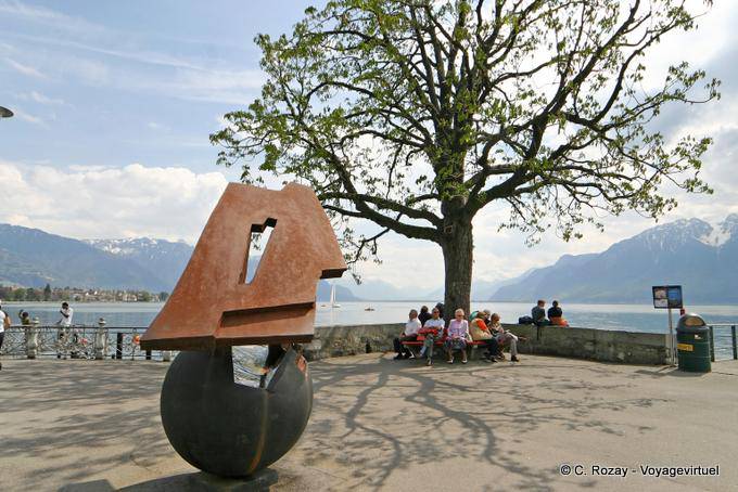 Escultura frente al Jardin du Rivage en Vevey - Suiza