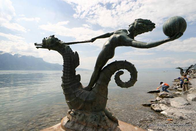 Ninfa en un caballito de mar, de la escultura Edouard-Marcel Sandoz cerca del aterrizaje, Vevey - Suiza