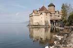 Vista desde las orillas del lago, el castillo de Chillon, Montreux, Suiza.
