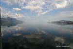 Reflexiones del cielo en el lago de Ginebra, Suiza.