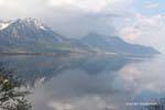 Las nubes se reflejan en el lago de Ginebra, Suiza.