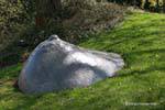 Escultura de César, en el césped, la Fundación Gianadda, Martigny, Suiza.