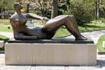 Descripción general de la figura de descanso, Henry Moore, la Fundación Gianadda, Martigny, Suiza.
