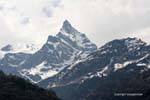 Pico cubierto de nieve en los Alpes, Suiza.