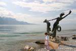 La niña antes de la escultura de Edouard-Marcel Sandoz, un símbolo de Vevey, Suiza.