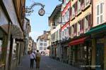 Caminar por la calle del lago, Vevey, Suiza.