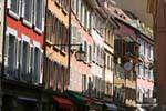 Fachadas de colores, casas de la calle del lago, Vevey, Suiza.