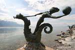 Ninfa en un caballito de mar, de la escultura Edouard-Marcel Sandoz cerca del aterrizaje, Vevey, Suiza.