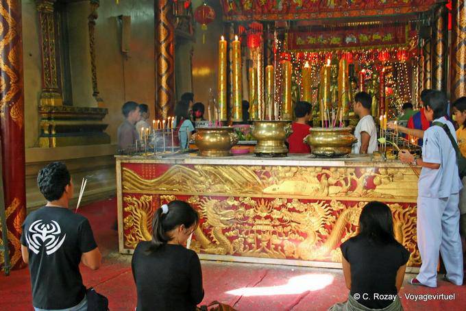 Oración ante el altar, Wat Choeng Phanan, Ayutthaya - Tailandia
