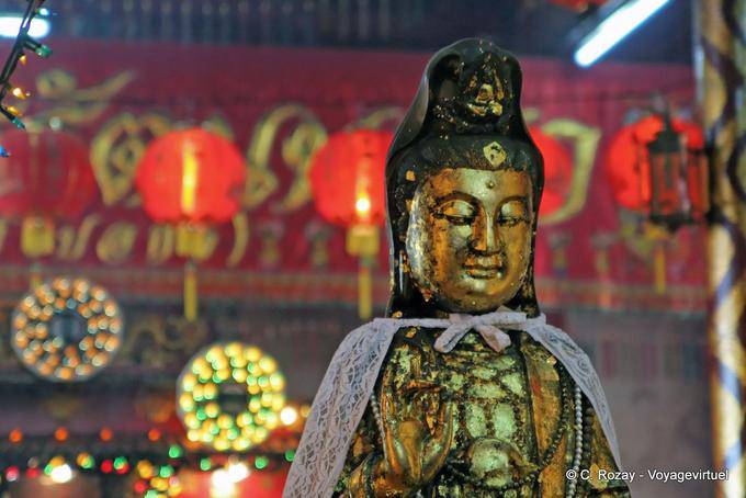 En el santuario chino de Lady Dok Mak Soi Wat Choeng Phanan, Ayutthaya - Tailandia