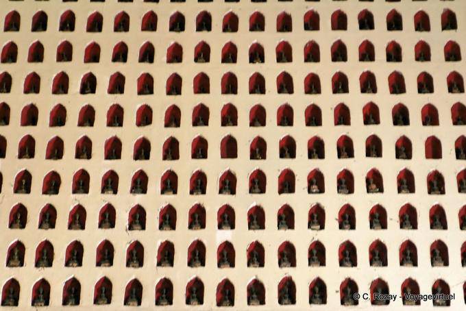 Nichos a los diez mil budas, Wat Choeng Phanan, Ayutthaya - Tailandia