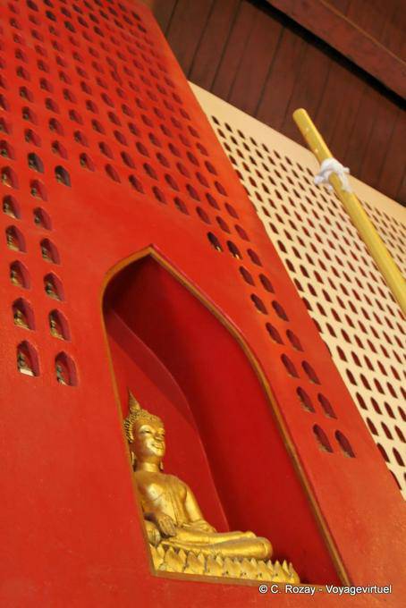 Dentro de la pared de la Vihara, Wat Choeng Phanan, Ayutthaya - Tailandia