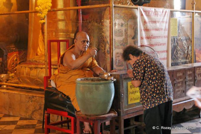 Bendición de Monk, Wat Choeng Phanan, Ayutthaya - Tailandia