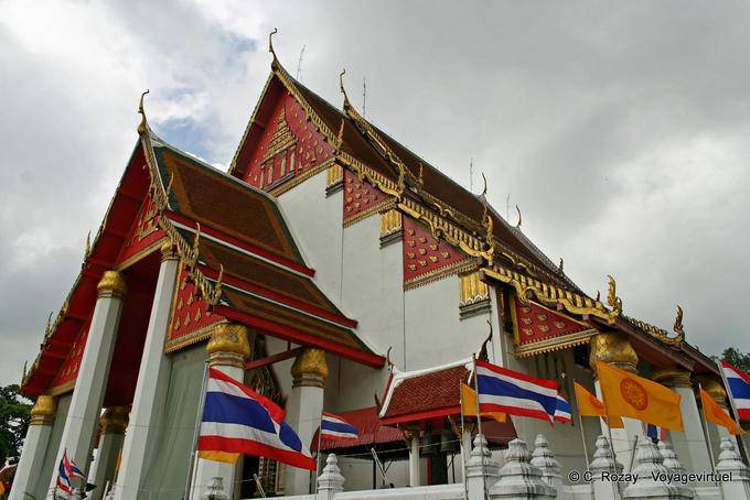 El bot o ubosot, sala de ordenación de Wat Phra Na Hombres - Tailandia