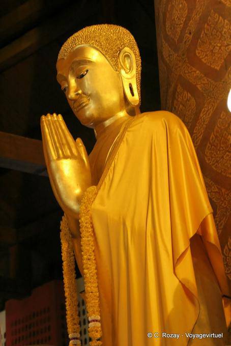 Con oración Wat Choeng Phanan, Ayutthaya - Tailandia