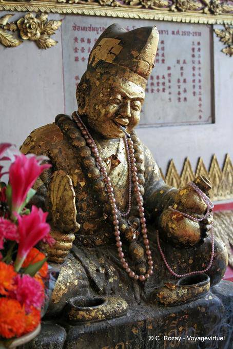 Sonriendo ante el cigarrillo, Wat Choeng Phanan, Ayutthaya - Tailandia