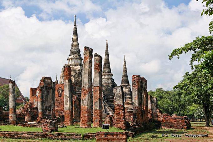 Las columnas de la gran templo, Wat Phra Sri Samphet, Ayutthaya - Tailandia