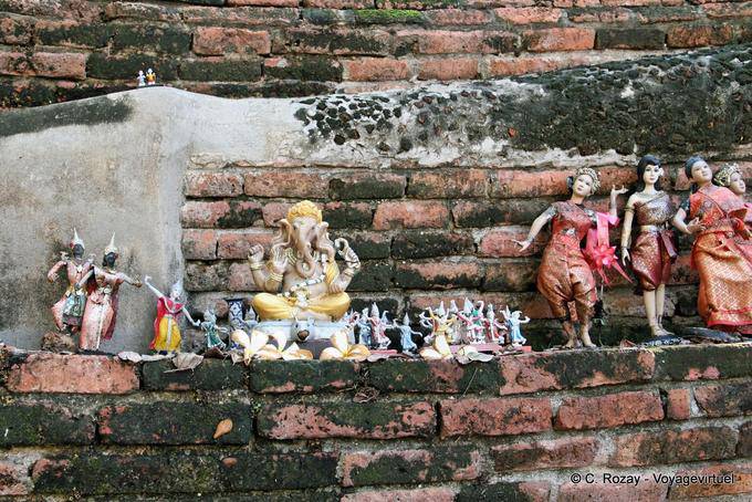 Figuras en una pared, Wat Phra Sri Samphet, Ayutthaya - Tailandia
