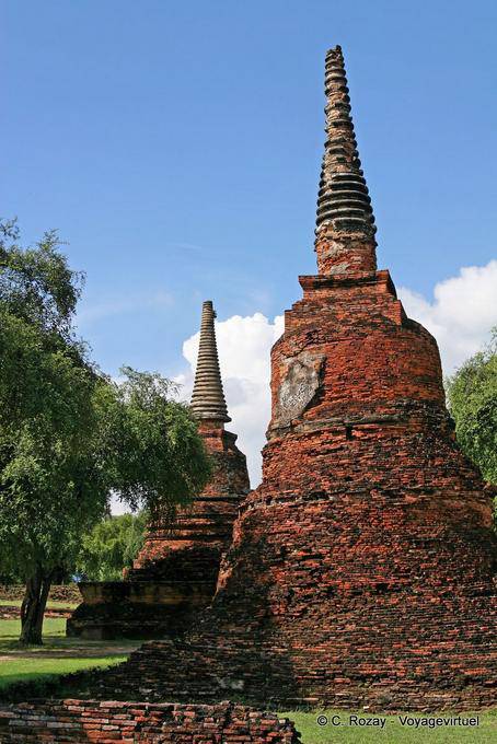 Chedi dañado Pequeño, Wat Phra Sri Samphet, Ayutthaya - Tailandia