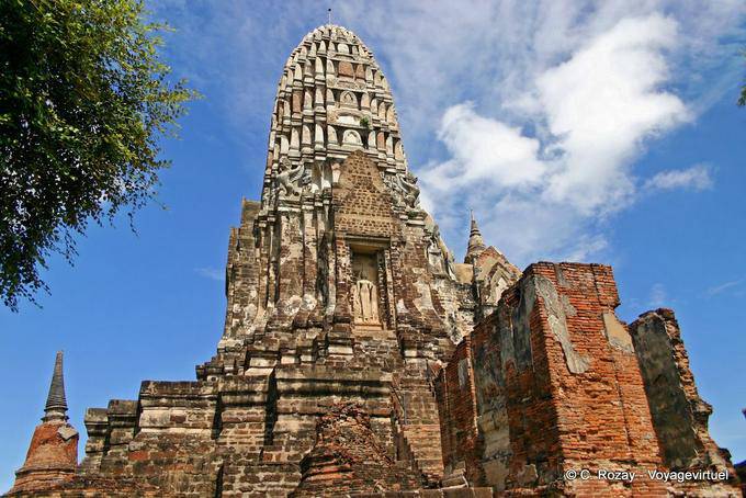 Ayutthaya, Wat Raj Burana torre santuario (un prang 1424) - Tailandia