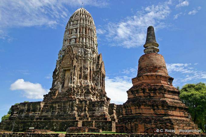 Khmer Prang y chedi de estilo Sukhothai, Wat Raj Burana, Ayutthaya - Tailandia