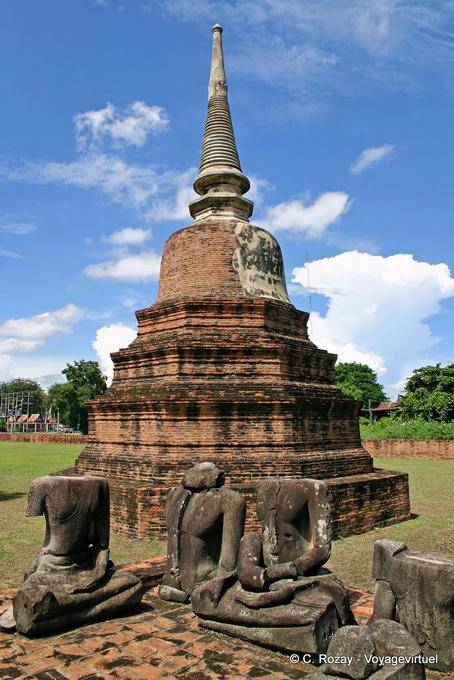 Estatuas sedentes en chedi frente, Wat Raj Burana, Ayutthaya - Tailandia