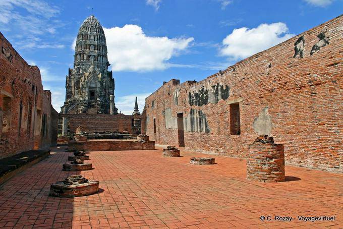 Dentro del Ubosot y Prang (Wat Ratchaburana), Wat Raj Burana, Ayutthaya - Tailandia
