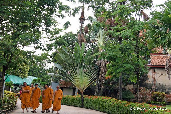 La monjes y eje de viajero, Wat Yai Chai Mongkol, Ayutthaya - Tailandia