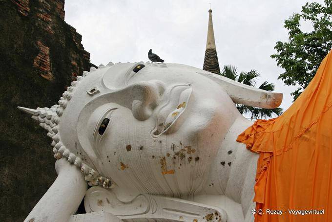Sonrisa del Buda reclinado, Wat Yai Chai Mongkol, Ayutthaya - Tailandia