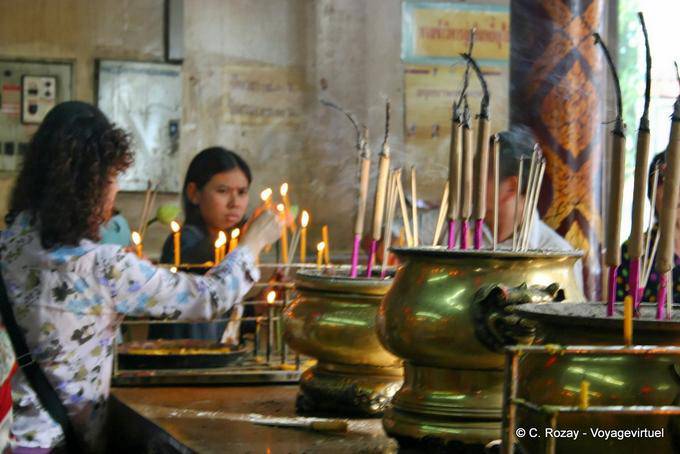 Oración velas e incienso, Wat Yai Chai Mongkol, Ayutthaya - Tailandia