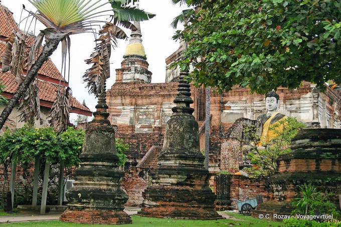 Mini chedis en el jardín, Wat Yai Chai Mongkol, Ayutthaya - Tailandia