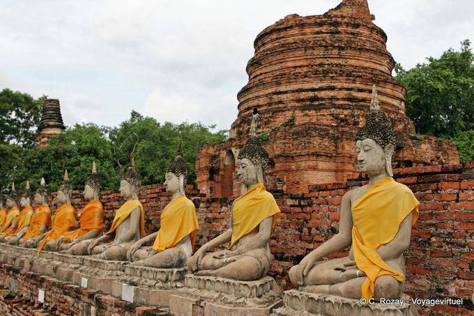 Bhumisparsa fila de Budas, Wat Yai Chai Mongkol, Ayutthaya - Tailandia