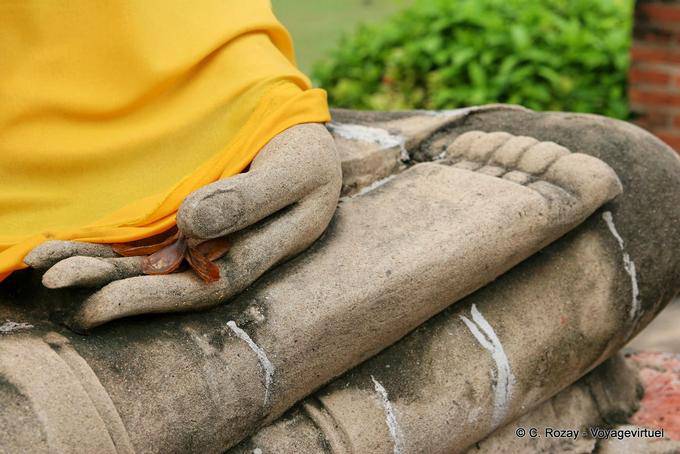 Mano florido a pie de Buda, Wat Yai Chai Mongkol, Ayutthaya - Tailandia