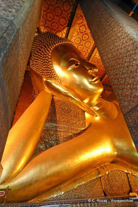 La cabeza de un Buda reclinado, otro punto de vista, el Wat Pho, Bangkok - Tailandia