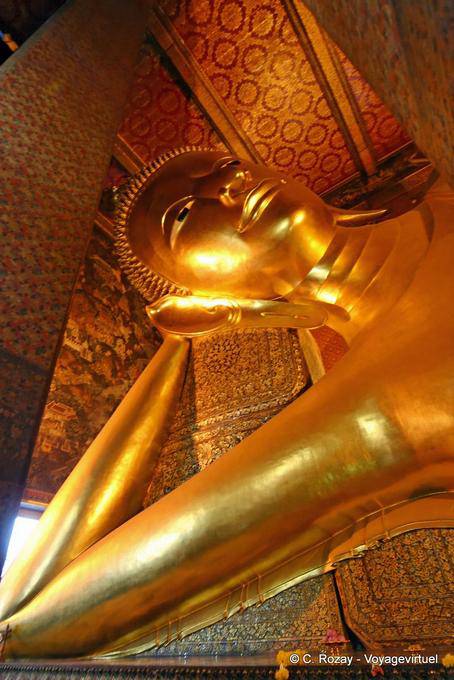 Cabeza inclinada del Buda reclinado, Wat Pho, Bangkok - Tailandia