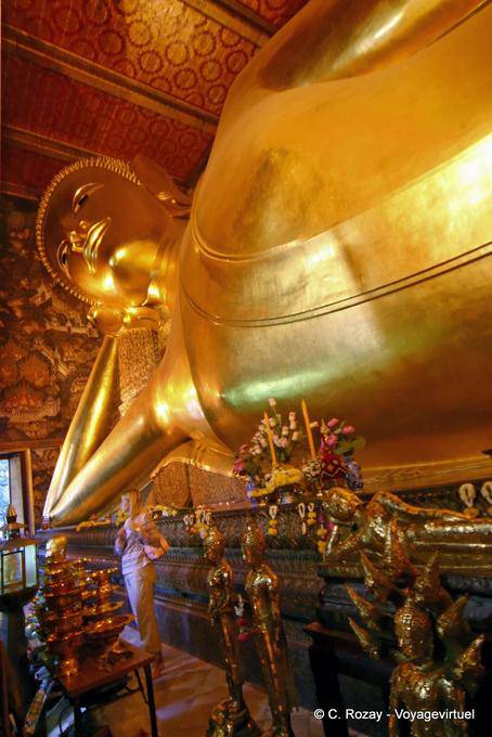 Buda acostado en su lecho de muerte, el acceso a la parinirvana, Wat Pho, Bangkok - Tailandia