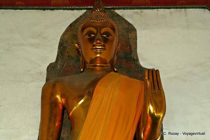 Close-up en Phra Buddha Puttha Loknat Sasadajan, Wat Pho, Bangkok - Tailandia