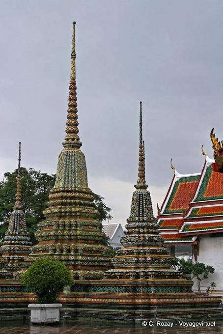 El Chedi Phra Rabieng Rai detrás, Wat Pho (Wat Phra Chettuphon), Bangkok - Tailandia
