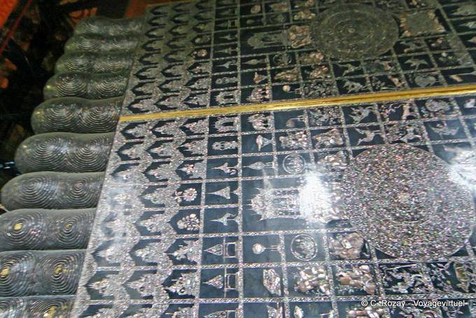 Los detalles de los pies del Buda reclinado, Wat Pho, Bangkok - Tailandia