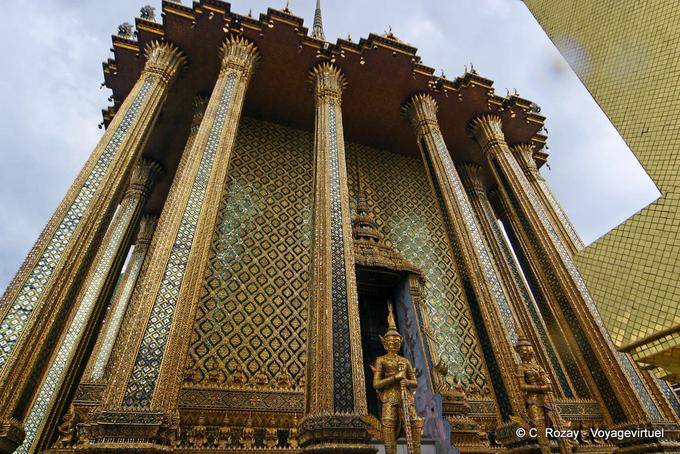 Yakshas de dos columnas frontales y paredes de oro, Wat Phra Kaew, Bangkok - Tailandia