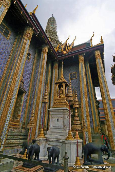 El santuario rodeado de elefantes, Wat Phra Kaew, Bangkok - Tailandia
